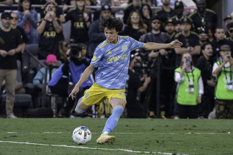 开元棋牌-美国中场新星亚伦森以21岁之龄完成转会，正式加盟科罗拉多急流队